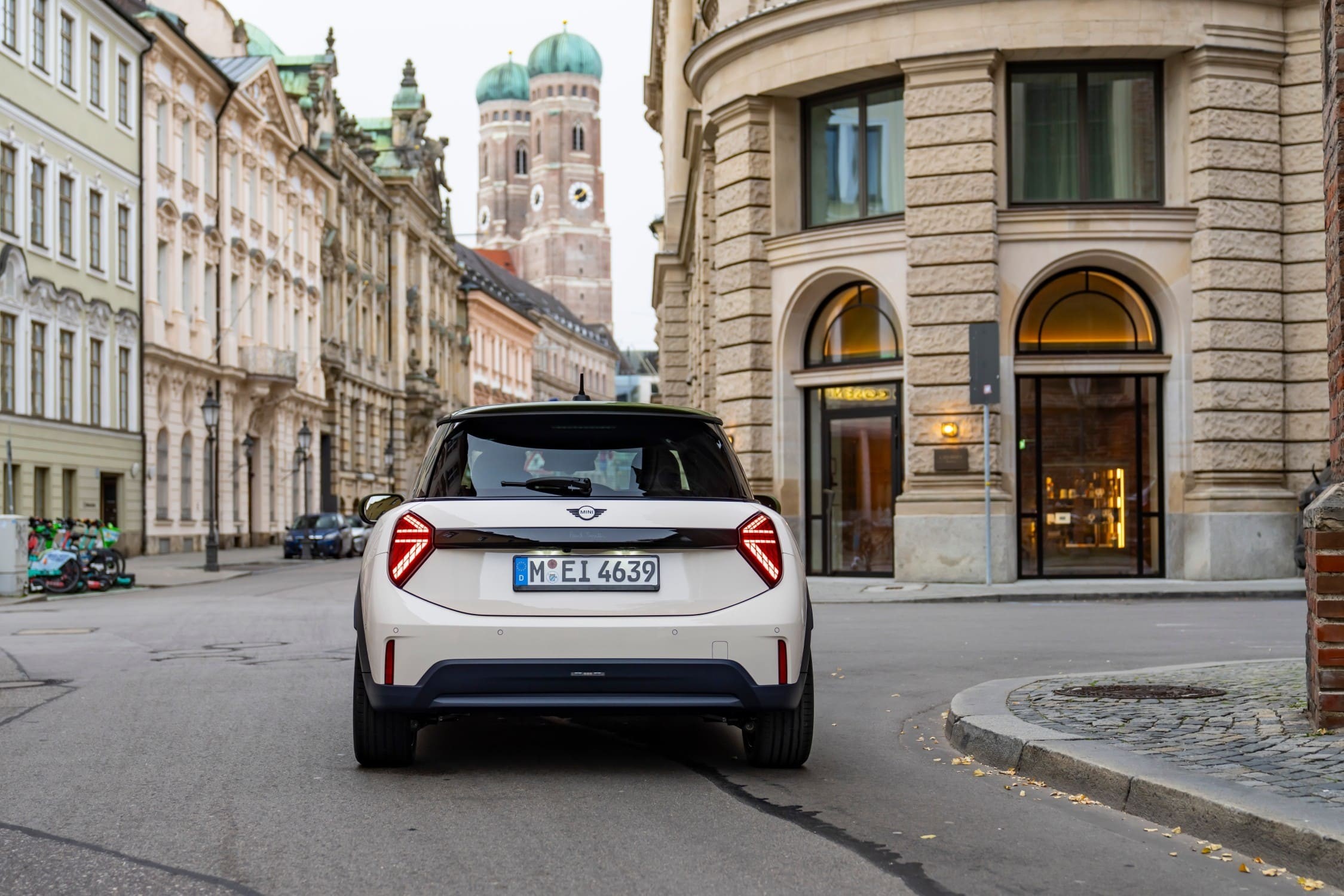 MINI Cooper S Paul Smith Edition em Inspired White a circular na estrada visto de trás.